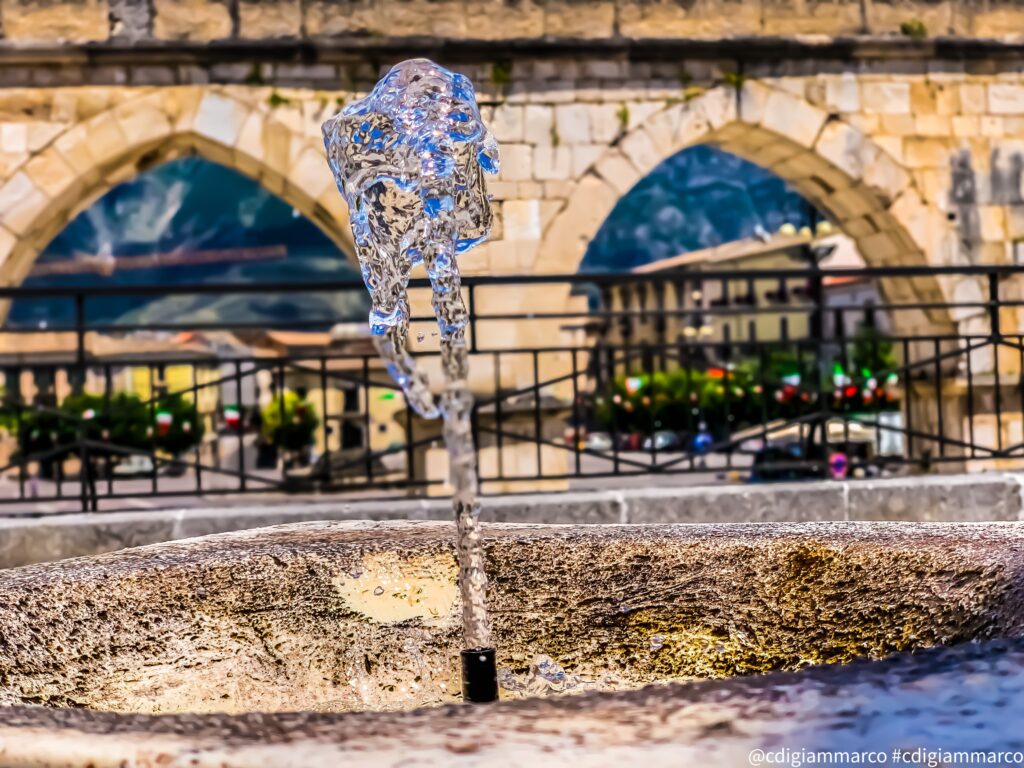 Fontana davanti alla piazza centrale davanti all'acquedotto a Sulmona (AQ)