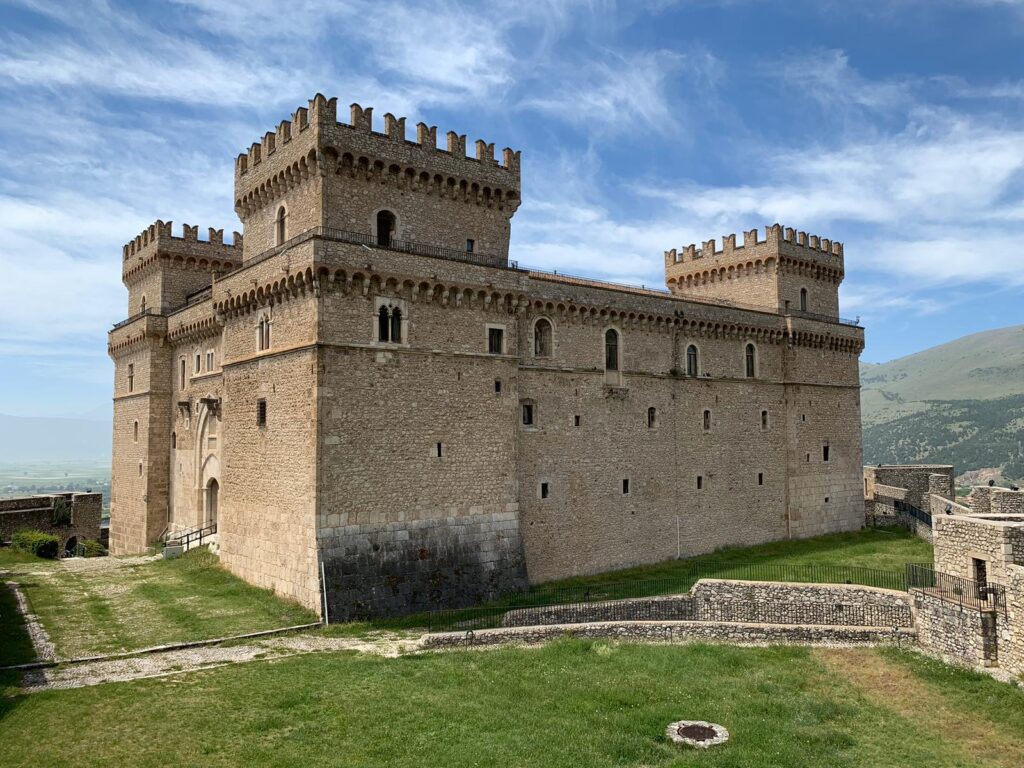 castello piccolomini celano
